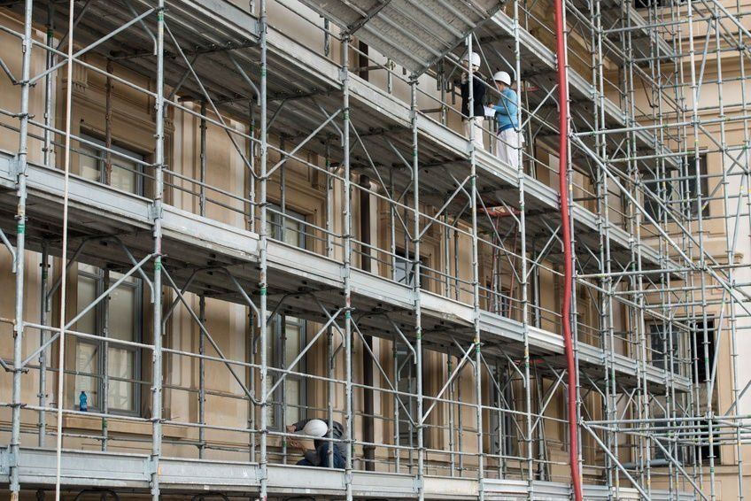 Tecnico al lavoro su una copertura